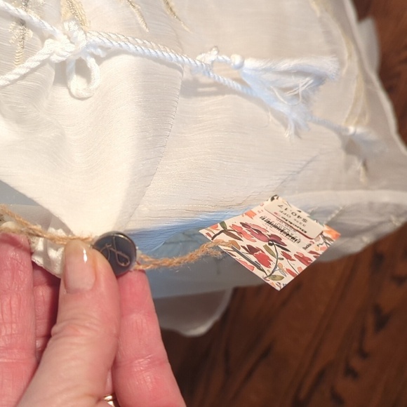 Gimmicks BKE White Chiffon Embroidered Open Shoulder Tie Back Top NWT Sz M - Picture 9 of 12